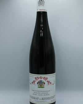 Weinflasche mit Weißwein, Rotwein, Rotweinflasche, Weißweinflasche mit gutem Etikett aus Deutschland, alter Wein in Weinflasche, gut erhaltener alter Wein, Weinrarität