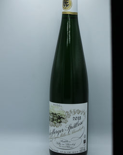 Weinflasche mit Weißwein, Rotwein, Rotweinflasche, Weißweinflasche mit gutem Etikett aus Deutschland, alter Wein in Weinflasche, gut erhaltener alter Wein, Weinrarität