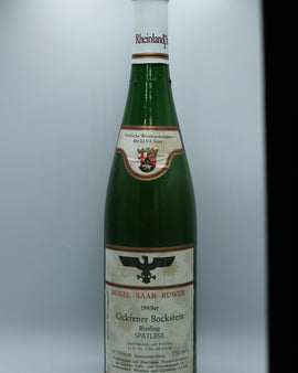 Weinflasche mit Weißwein, Rotwein, Rotweinflasche, Weißweinflasche mit gutem Etikett aus Deutschland, alter Wein in Weinflasche, gut erhaltener alter Wein, Weinrarität