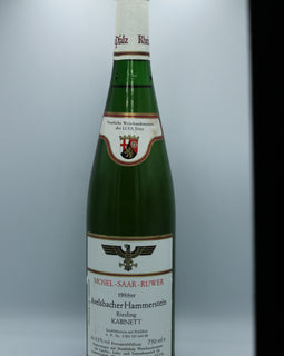 Weinflasche mit Weißwein, Rotwein, Rotweinflasche, Weißweinflasche mit gutem Etikett aus Deutschland, alter Wein in Weinflasche, gut erhaltener alter Wein, Weinrarität