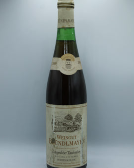 Weinflasche mit Weißwein, Rotwein, Rotweinflasche, Weißweinflasche mit gutem Etikett aus Deutschland, alter Wein in Weinflasche, gut erhaltener alter Wein, Weinrarität