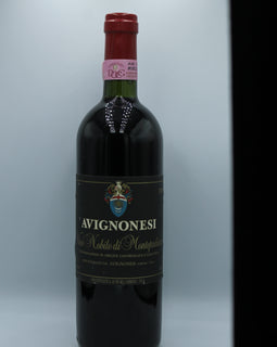 Weinflasche mit Weißwein, Rotwein, Rotweinflasche, Weißweinflasche mit gutem Etikett aus Deutschland, alter Wein in Weinflasche, gut erhaltener alter Wein, Weinrarität