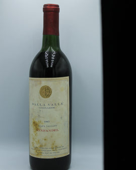 Weinflasche mit Weißwein, Rotwein, Rotweinflasche, Weißweinflasche mit gutem Etikett aus Deutschland, alter Wein in Weinflasche, gut erhaltener alter Wein, Weinrarität