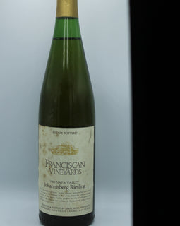 Weinflasche mit Weißwein, Rotwein, Rotweinflasche, Weißweinflasche mit gutem Etikett aus Deutschland, alter Wein in Weinflasche, gut erhaltener alter Wein, Weinrarität