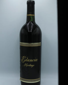 Weinflasche mit Weißwein, Rotwein, Rotweinflasche, Weißweinflasche mit gutem Etikett aus Deutschland, alter Wein in Weinflasche, gut erhaltener alter Wein, Weinrarität