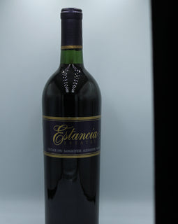 Weinflasche mit Weißwein, Rotwein, Rotweinflasche, Weißweinflasche mit gutem Etikett aus Deutschland, alter Wein in Weinflasche, gut erhaltener alter Wein, Weinrarität