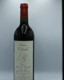 Weinflasche mit Weißwein, Rotwein, Rotweinflasche, Weißweinflasche mit gutem Etikett aus Deutschland, alter Wein in Weinflasche, gut erhaltener alter Wein, Weinrarität