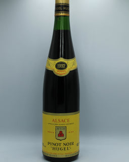 Weinflasche mit Weißwein, Rotwein, Rotweinflasche, Weißweinflasche mit gutem Etikett aus Deutschland, alter Wein in Weinflasche, gut erhaltener alter Wein, Weinrarität