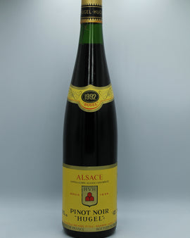 Weinflasche mit Weißwein, Rotwein, Rotweinflasche, Weißweinflasche mit gutem Etikett aus Deutschland, alter Wein in Weinflasche, gut erhaltener alter Wein, Weinrarität