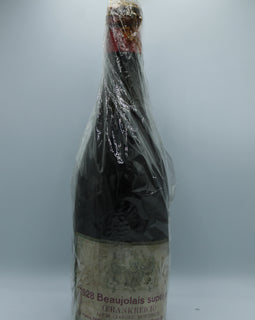 Weinflasche mit Weißwein, Rotwein, Rotweinflasche, Weißweinflasche mit gutem Etikett aus Deutschland, alter Wein in Weinflasche, gut erhaltener alter Wein, Weinrarität