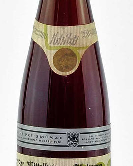 Weinflasche mit Weißwein, Rotwein, Rotweinflasche, Weißweinflasche mit gutem Etikett aus Deutschland, alter Wein in Weinflasche, gut erhaltener alter Wein, Weinrarität