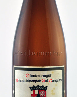 Weinflasche mit Weißwein, Rotwein, Rotweinflasche, Weißweinflasche mit gutem Etikett aus Deutschland, alter Wein in Weinflasche, gut erhaltener alter Wein, Weinrarität