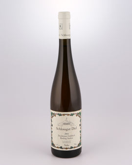 Weinflasche mit Weißwein, Rotwein, Rotweinflasche, Weißweinflasche mit gutem Etikett aus Deutschland, alter Wein in Weinflasche, gut erhaltener alter Wein, Weinrarität