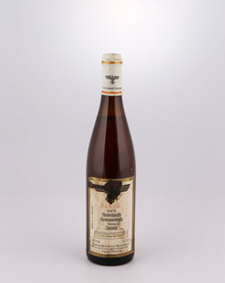 Weinflasche mit Weißwein, Rotwein, Rotweinflasche, Weißweinflasche mit gutem Etikett aus Deutschland, alter Wein in Weinflasche, gut erhaltener alter Wein, Weinrarität