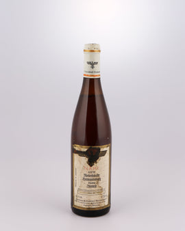 Weinflasche mit Weißwein, Rotwein, Rotweinflasche, Weißweinflasche mit gutem Etikett aus Deutschland, alter Wein in Weinflasche, gut erhaltener alter Wein, Weinrarität
