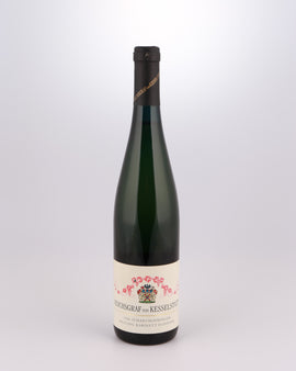 Weinflasche mit Weißwein, Rotwein, Rotweinflasche, Weißweinflasche mit gutem Etikett aus Deutschland, alter Wein in Weinflasche, gut erhaltener alter Wein, Weinrarität