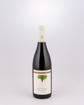 Weinflasche mit Weißwein, Rotwein, Rotweinflasche, Weißweinflasche mit gutem Etikett aus Deutschland, alter Wein in Weinflasche, gut erhaltener alter Wein, Weinrarität