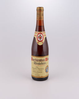 Weinflasche mit Weißwein, Rotwein, Rotweinflasche, Weißweinflasche mit gutem Etikett aus Deutschland, alter Wein in Weinflasche, gut erhaltener alter Wein, Weinrarität