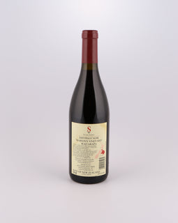 Weinflasche mit Weißwein, Rotwein, Rotweinflasche, Weißweinflasche mit gutem Etikett aus Deutschland, alter Wein in Weinflasche, gut erhaltener alter Wein, Weinrarität