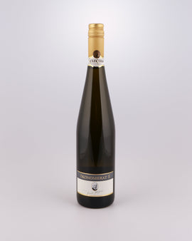 Weinflasche mit Weißwein, Rotwein, Rotweinflasche, Weißweinflasche mit gutem Etikett aus Deutschland, alter Wein in Weinflasche, gut erhaltener alter Wein, Weinrarität