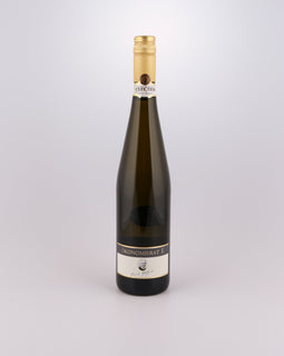 Weinflasche mit Weißwein, Rotwein, Rotweinflasche, Weißweinflasche mit gutem Etikett aus Deutschland, alter Wein in Weinflasche, gut erhaltener alter Wein, Weinrarität