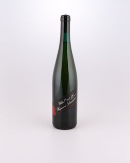 Weinflasche mit Weißwein, Rotwein, Rotweinflasche, Weißweinflasche mit gutem Etikett aus Deutschland, alter Wein in Weinflasche, gut erhaltener alter Wein, Weinrarität