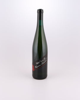 Weinflasche mit Weißwein, Rotwein, Rotweinflasche, Weißweinflasche mit gutem Etikett aus Deutschland, alter Wein in Weinflasche, gut erhaltener alter Wein, Weinrarität